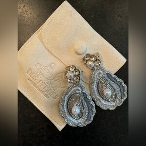 Dos Femmes Oyster Earrings